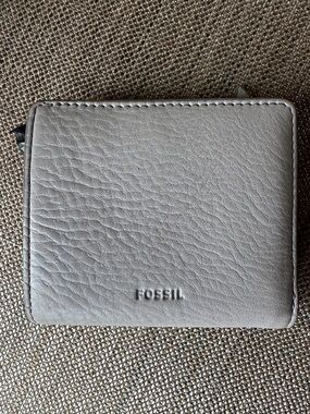 Fossil Pebbled Leather Bifold Wallet in Gray
